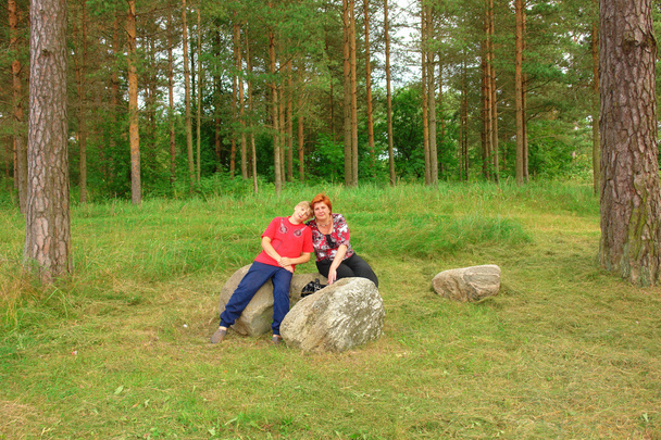 Madre e figlio nel parco - Foto, immagini