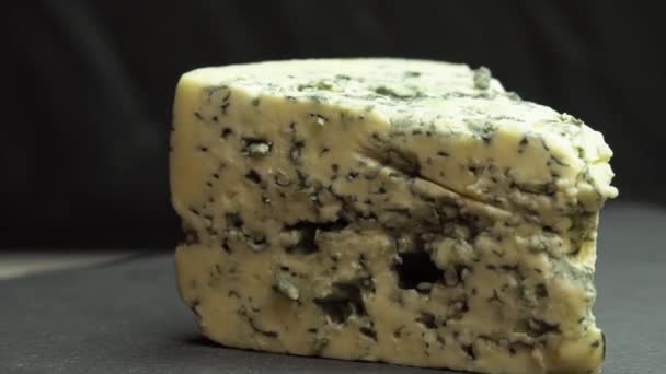 Modrý ušlechtilý sýr se točí na talíři. Struktura modrého sýra. Vonné modré sýry s ušlechtilou plísní - Záběry, video
