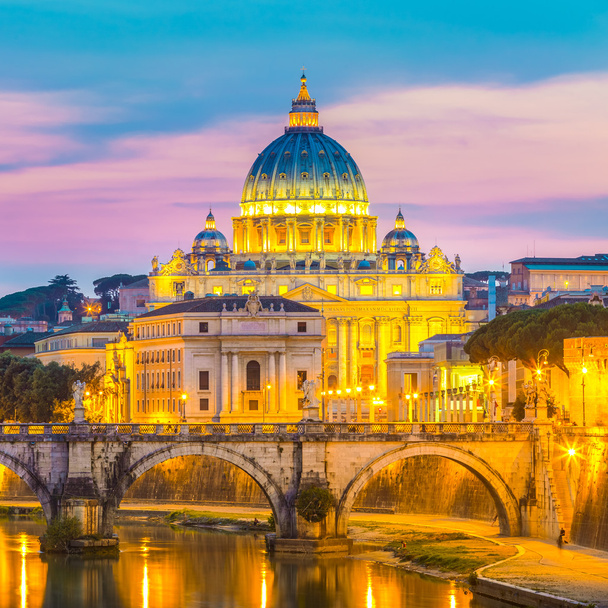Вид на Кафедральный собор Святого Петра в Риме, Италия
 - Фото, изображение