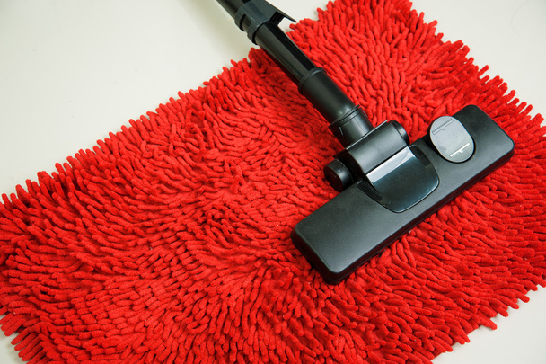 пилосос на червоній килимовій доріжці - Фото, зображення
