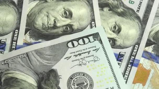 Nowy banknot 100 dolarów spada na stół. Tło nowego 100 dolarowego banknotu wirującego - Materiał filmowy, wideo