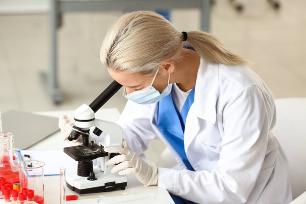 Naukowiec badający próbkę w laboratorium - Zdjęcie, obraz