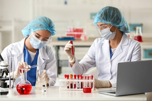 Científicos que trabajan con muestras en laboratorio - Foto, Imagen