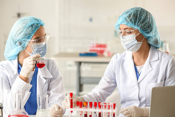 Naukowcy pracujący z próbkami w laboratorium - Zdjęcie, obraz
