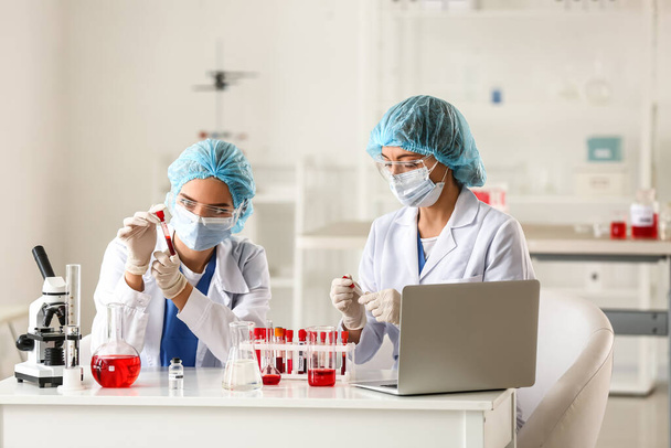 Vědci pracující se vzorkem v laboratoři - Fotografie, Obrázek
