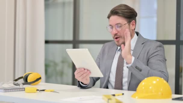 Ingeniero de mediana edad reaccionando a la pérdida en la tableta en la oficina  - Metraje, vídeo