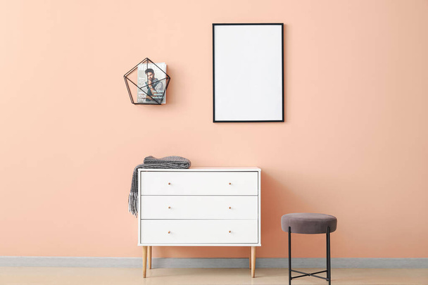 Συρταριέρα και λευκή αφίσα στο μοντέρνο δωμάτιο - Φωτογραφία, εικόνα
