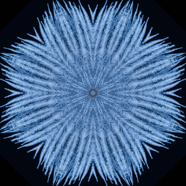 sfondo astratto di modello di un caleidoscopio. mandala frattale di sfondo bianco blu nero. arabesco caleidoscopico astratto. ornamento geometrico modello fiocco di neve di Natale - Foto, immagini