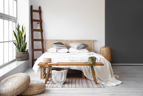 Wnętrze jasnej sypialni z drewnianą ławką i drabiną - Zdjęcie, obraz