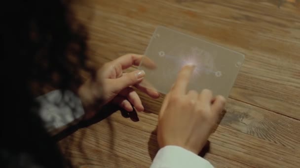 Las manos sostienen la tableta con subasta en línea - Metraje, vídeo
