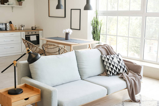 Einzimmerwohnung mit Sofa und zeitgenössischer Küche - Foto, Bild