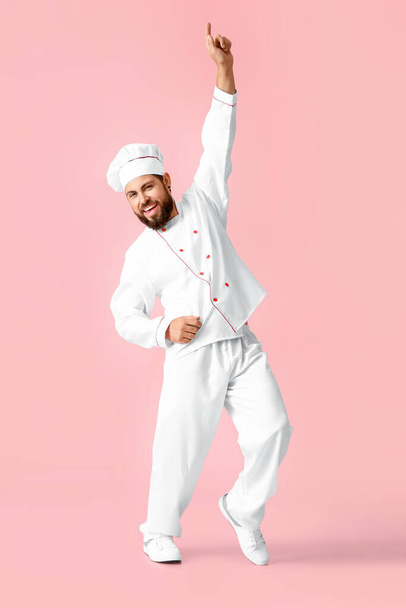 Tanzender männlicher Koch auf rosa Hintergrund - Foto, Bild