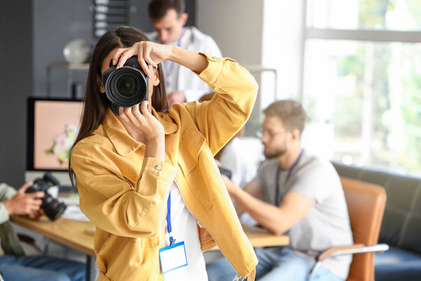 Женщина-фотограф во время занятий в студии - Фото, изображение