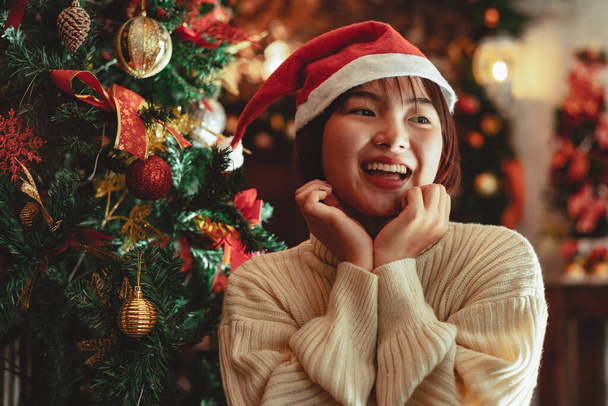 Moda joven hermosa mujer en un suéter de punto blanco celebrando la Navidad espíritu de vacaciones de invierno - Foto, Imagen