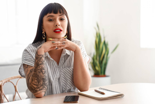 Tatuado jovem mulher vídeo conversando em casa - Foto, Imagem