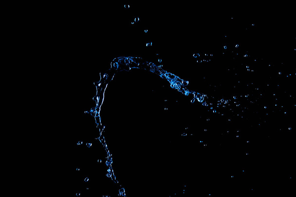 salpicadura de agua sobre fondo negro - Foto, Imagen