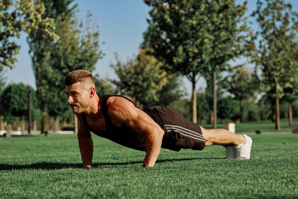 sport férfi edzés fél crossfit életmód természet - Fotó, kép