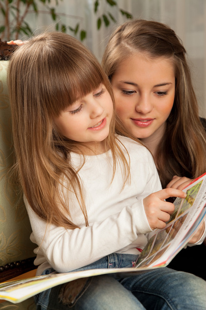 Две сестры читают
 - Фото, изображение