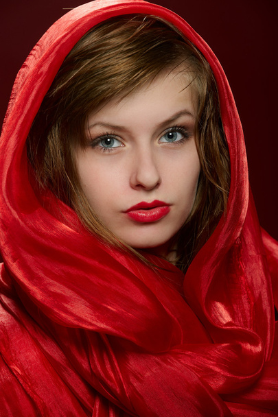 Young girl in a red hood - Zdjęcie, obraz