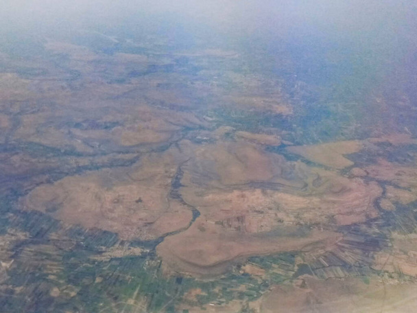 大気中の素敵な白い雲とインドの空中風景は、航空機から空に撮影されました。天然記念物画像. - 写真・画像