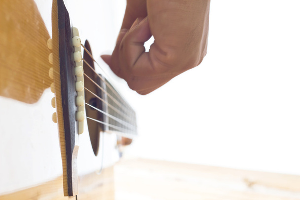 Guitarra y lápiz para crear música seleccionar enfoque
 - Foto, imagen