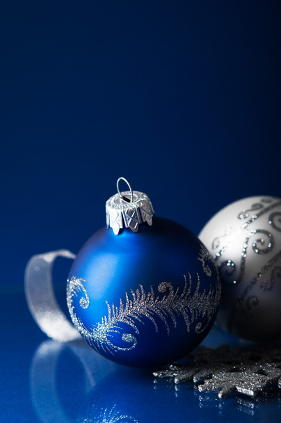 Blauer und silberner Weihnachtsschmuck auf dunkelblauem Hintergrund - Foto, Bild