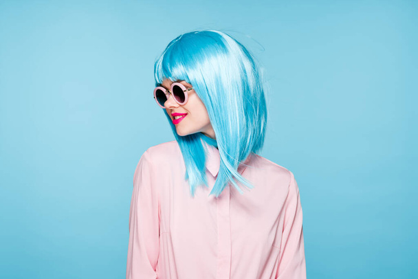 beautiful woman in blue wig sunglasses Glamor fashion - Foto, Bild