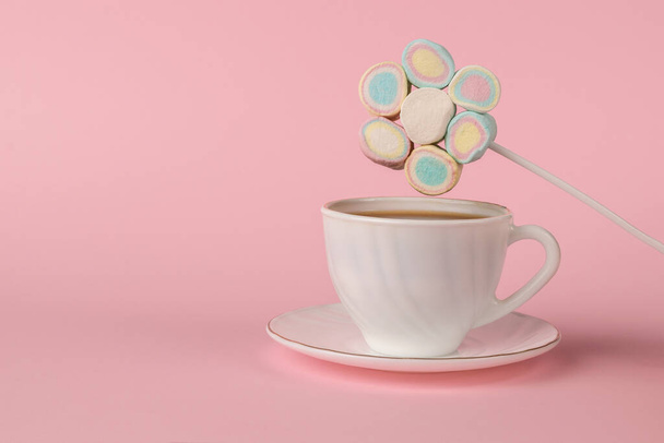 Набір барвистих зефірів на паличці над чашкою кави на рожевому фоні. Концепція веселого сніданку. Щасливого ранку
. - Фото, зображення