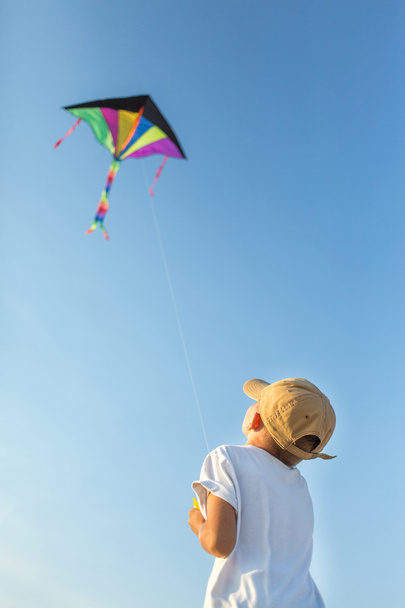 küçük oğlan uçurtma ile oynarken iyi eğlenceler - Fotoğraf, Görsel