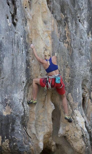 женщина карабкается по скале  - Фото, изображение