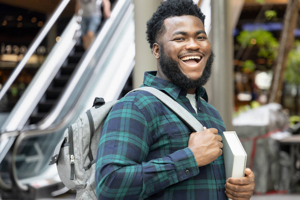 felice e di successo africano studente di college maschile tornare a scuola - Foto, immagini