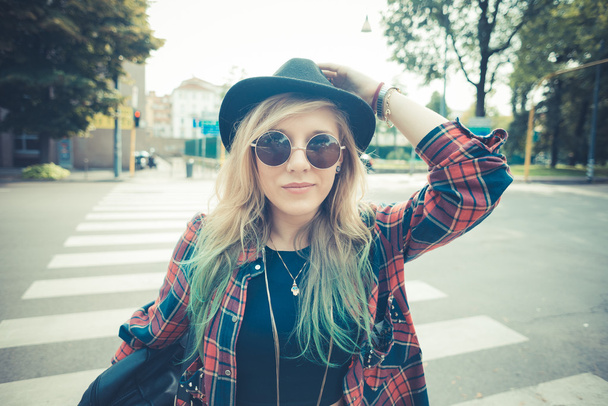 hermosa joven rubia pelo mujer hipster
 - Foto, Imagen