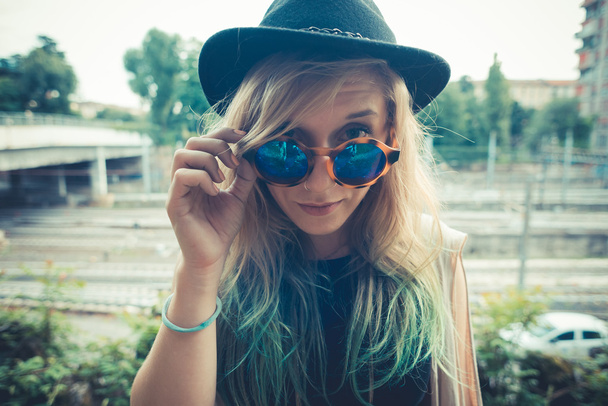 hermosa joven rubia pelo mujer hipster
 - Foto, imagen
