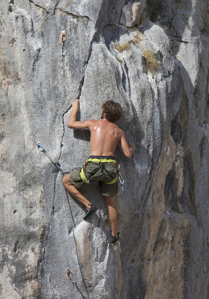 Mann klettert auf einen Felsen - Foto, Bild