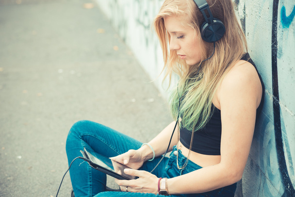 piękne młode blond włosy kobieta hipster słuchania muzyki - Zdjęcie, obraz