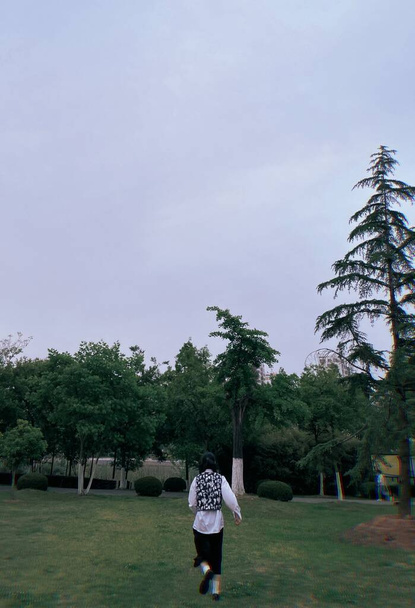 young woman in a green park - Фото, зображення