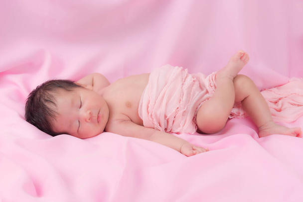 Retrato de um mês de idade dormindo, bebê recém-nascido menina em um cobertor rosa. Conceito retrato estúdio moda recém-nascido. - Foto, Imagem