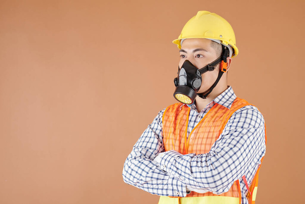 Trabajador de la construcción que usa respirador - Foto, imagen