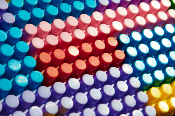 gyermekjáték háttér: a műanyag sokszínű téglák síkja, elmosódott, szelektív fókusz  - Fotó, kép