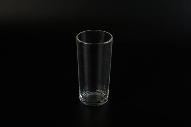 Leeg glas voor wijnstokken of water geïsoleerd - Foto, afbeelding