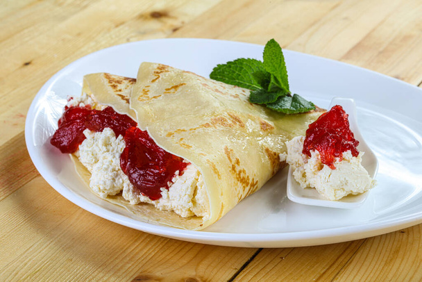 Pancake with cottage cheese and fruit jam - Foto, Imagem