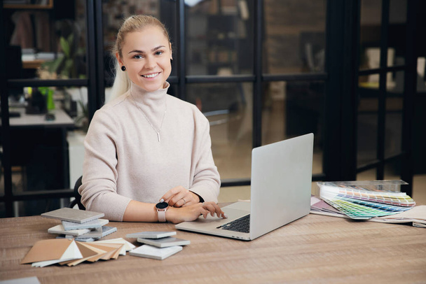 Happy Woman kreatív belsőépítész dolgozik irodai munkahelyen laptop.Online konzultáció ügyféllel videohívás - Fotó, kép