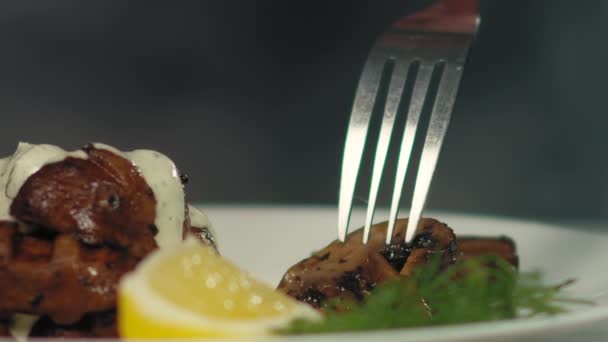 Κοπή και γεύση τηγανιτών μανιταριών - Πλάνα, βίντεο