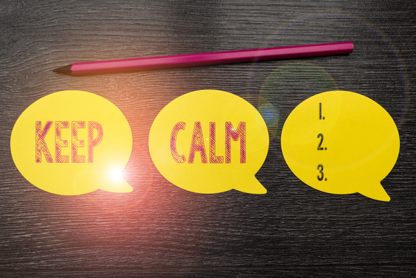 Pisanie tekstu wyświetlającego Keep Calm. Podejście biznesowe nie angażuje się emocjonalnie w sytuacje, których nie można kontrolować nad New Idea Fresh Concept Creative Communication Productive Mindset Pencil - Zdjęcie, obraz