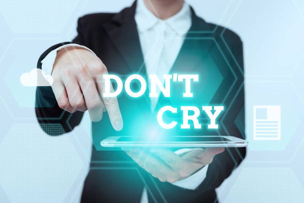 Написание отображения текста Don T Cry. Интернет-концепция Пролить слезы, как правило, как выражение боли бедствия или печали леди в костюме, указывая на планшет показ футуристического графического интерфейса. - Фото, изображение