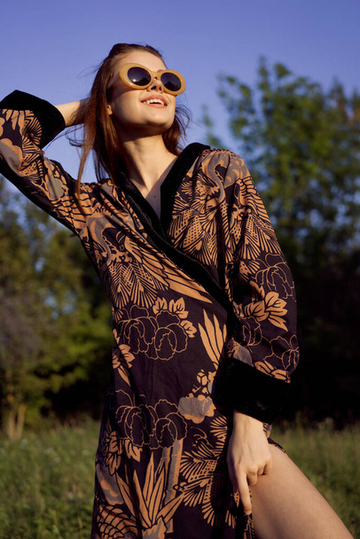 pretty woman in fashionable clothes sunglasses nature posing - Foto, imagen