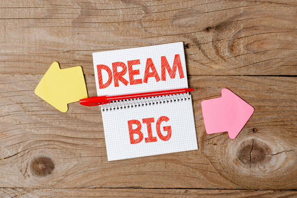 Текстовий знак із зображенням Dream Big. Бізнес підхід шукає мету для вашого життя і стає виконаним в процесі Відображення різних кольорів наклейки Примітки розташовані на плоскій лінії тло
 - Фото, зображення