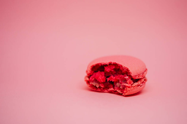 pink macaroon on a pink background. delicious fresh dessert. monochrome. color of the year. - Foto, Bild