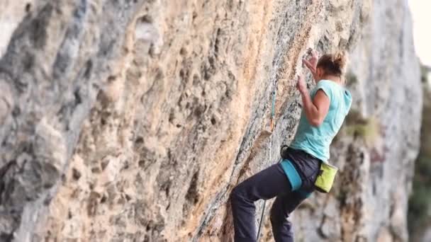 The girl climbs the rock. - Footage, Video