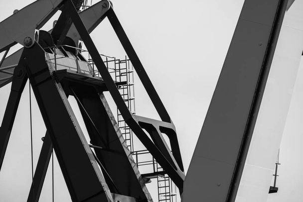 Металеві промислові конструкції зі сходами
 - Фото, зображення